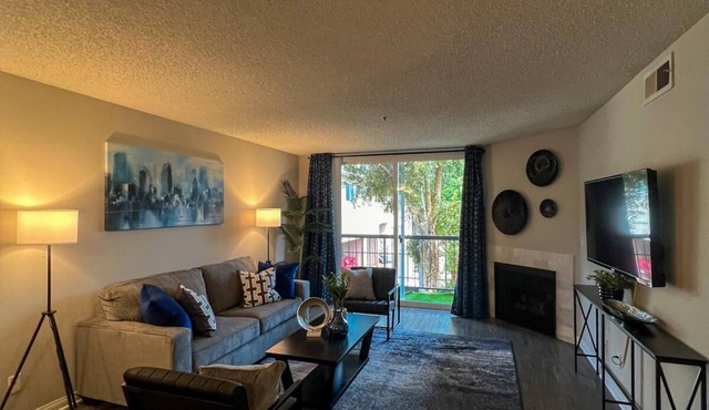 Oasis 2 BR View of Hollywood Sign, W/D, & Parking