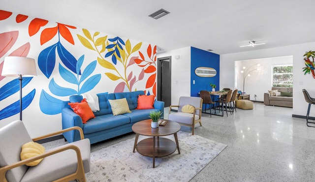 Oasis 3beds- 5minutes to beach -air hockey, foosball, pacman - beautiful murals!