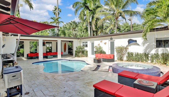 Oasis 5 Bed, 3 Bath Pool Home Minutes to the Beach