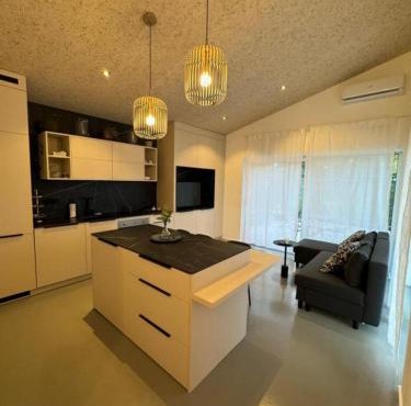 Oasis Airport Apartments and Rooms
