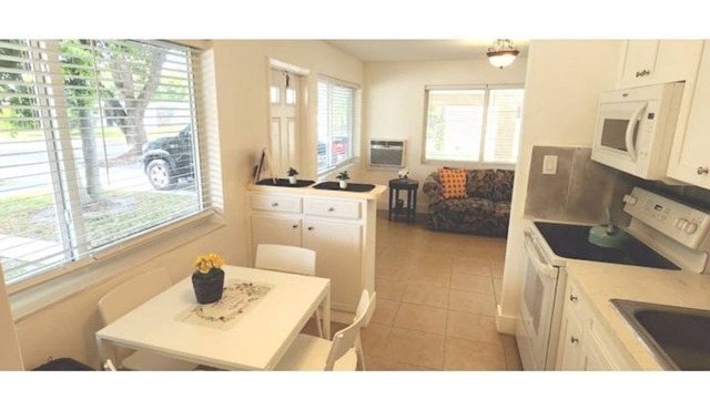 Oasis at Hollywood lll,sleeps 3