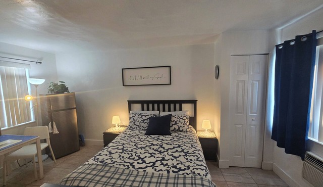 Oasis at Hollywood - Sleeps 2- Unit 2. studio