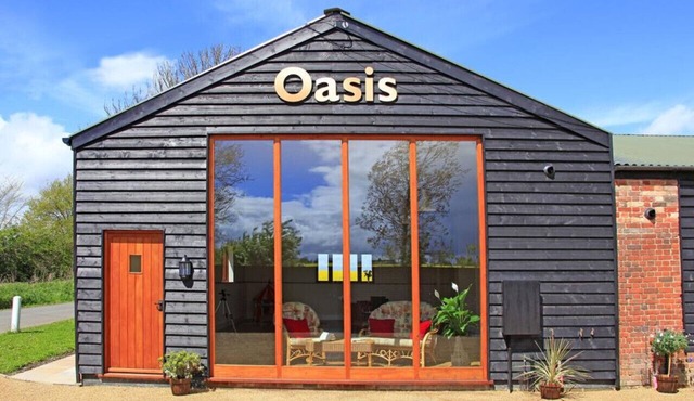 Oasis Barn - Six Bedroom House, Sleeps 12