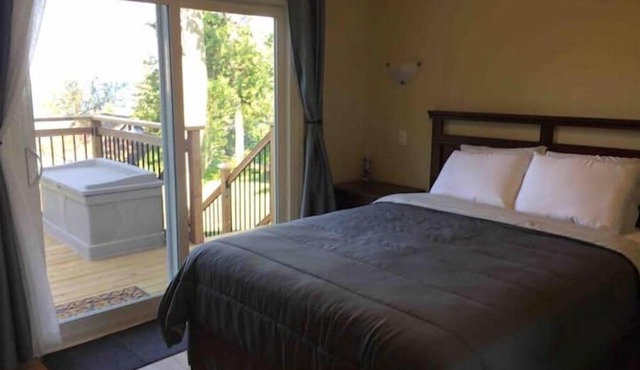 Oasis Beach Cottage-Waterfront-Wifi-AC-4Season-BBQ