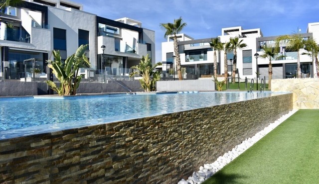 Oasis Beach IX, Luxurious south-oriented penthouse in new urbanization.