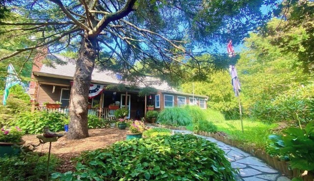 Oasis by the bay with Hot Tub- bike to the pond- 5 mins to CC National Seashore!