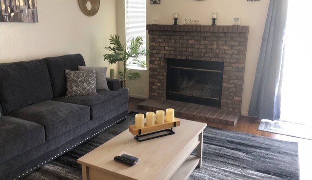 Oasis Charming 3-bedroom house in pleasant Bakersfield with WiFi, AC