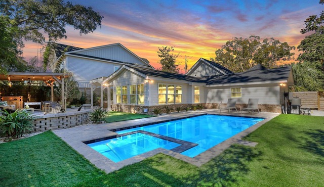 Oasis Cottage! New Heated Pool & Spa, Backyard Tropical Oasis, Close to beaches! Dog Friendly!