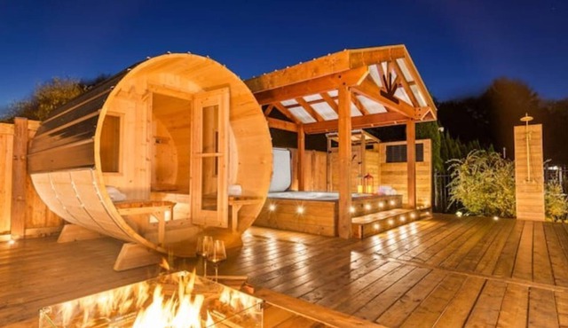 Oasis D'Erin ~ 4BR ~ Hot Tub ~ Sauna ~ Heated Pool ~ Estate