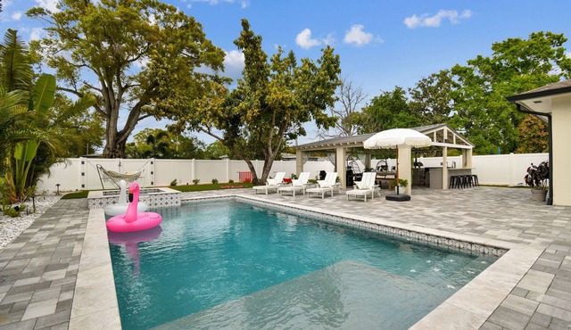 Oasis Group Retreat, Pool, Hot Tub, Outdoor Fun for Up to 16 Guests