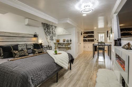 Oasis Hideaway Apt w/Rainforest Shower!