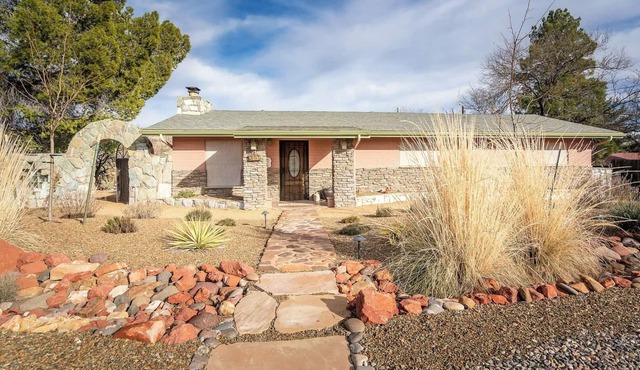 Oasis in Camp Verde! Private pool, 4 Bed 2 Bath 2 Living, stunning views!