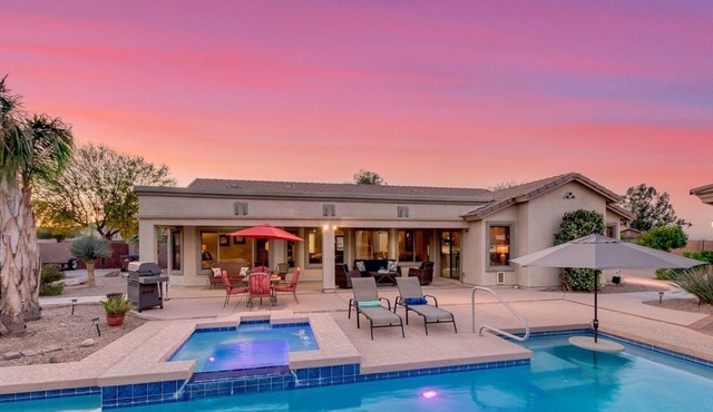 Oasis in The Desert! 5 Bedrooms, 3 Baths, Heated Resort Pool and Spa! Separate Casita! by Redawning