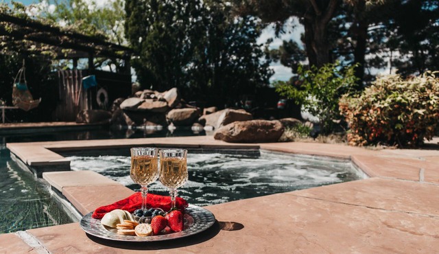 Oasis in the Desert, 2-bed, pool/hot tub, outdoor kitchen, firepit, near Fort