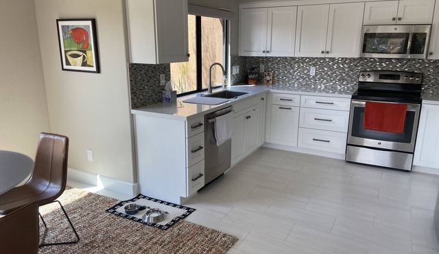 Oasis in the desert - beautiful neighborhood, newly rennovated, many amenities