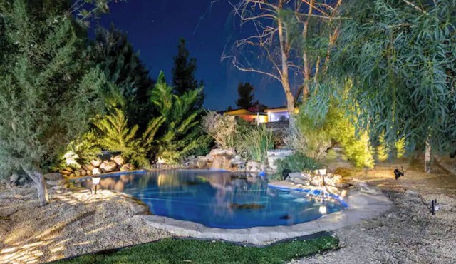 Oasis🌵in the❤️of Joshua Tree + Gym + Hot Tub + Tesla⚡️+ pond and waterfall