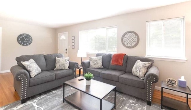 ★Oasis in the Suburbs★ ✅4 BDRM ⚡WiFi ❤️Long Stays!