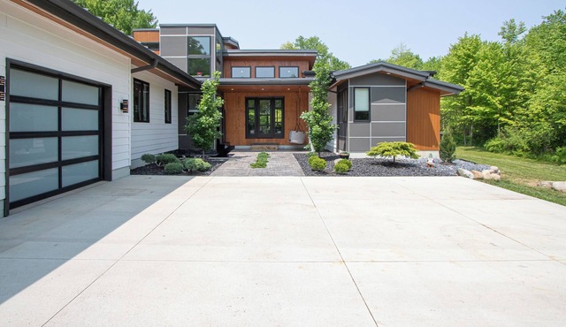 Oasis in the Woods! Modern home-just mins to I71, I77 & I76 Close to Cleve-Akron