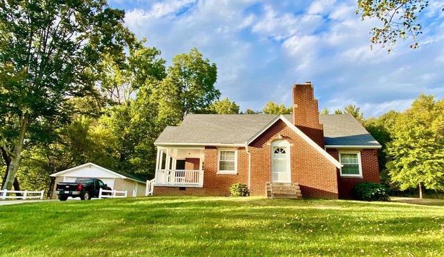 Oasis in the Woods. Next door to the Schnitzelbank. 0.3 miles to the Riverwalk!