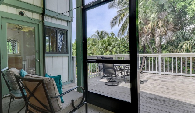 Oasis Inn the Dunes: Beautiful Pet-Friendly Island Home! Great location!