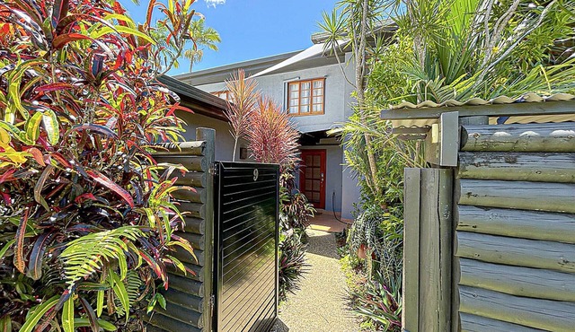 Oasis Leafy Whitfield