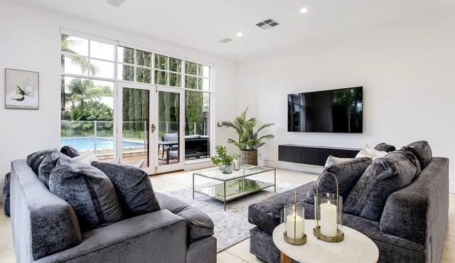 Oasis - Luxe living, with pool/walk to cafes