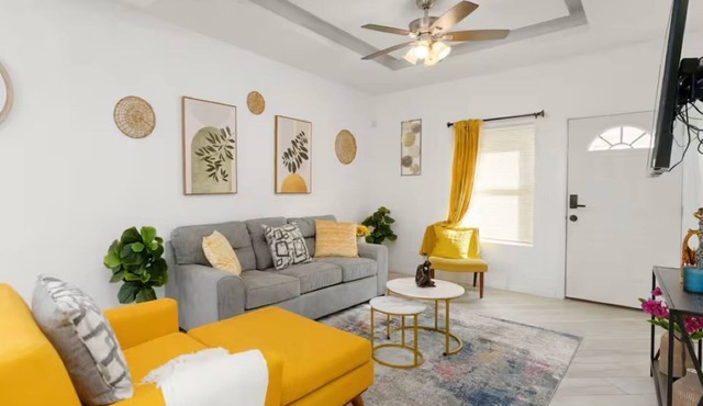 Oasis Modern 2BR/2BA. Free Parking. WiFi. Gated