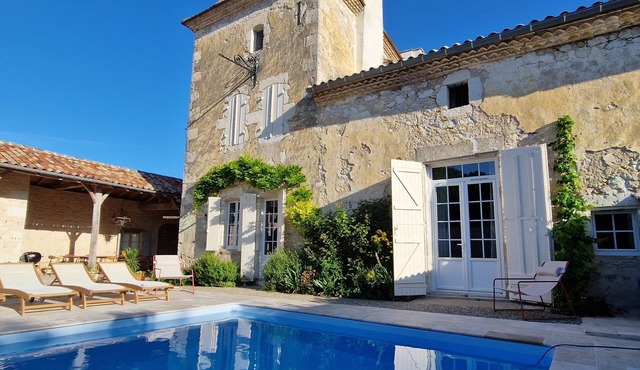 Oasis of peace and comfort. 14th-century maison de maître with swimming pool.