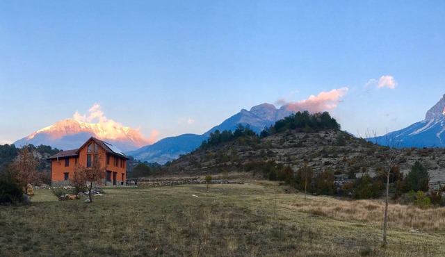 Oasis of tranquility with stunning views at the foot of the Peña Montañesa