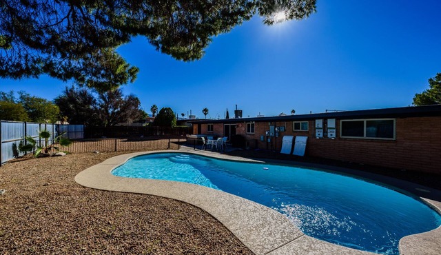 Oasis On Palm- Private And Quiet ~ Sparkling Pool And Spa!