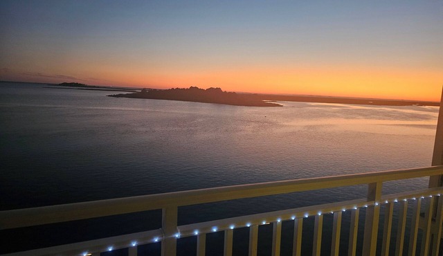 Oasis On the Bay-Luxury 3-bedroom condo