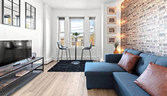 Oasis on the Hudson River: NYC Views & Vibes, Charming 2 Bedroom with Wifi