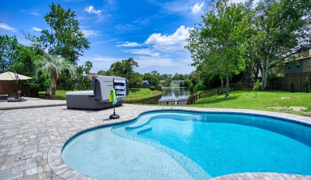 ~Oasis Pearl Sleeps 8 Heated Pool & Spa~