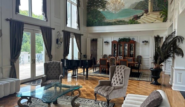 Oasis Pool Retreat 8 Bedrooms New Management