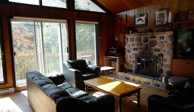 Oasis South facing Lakefront Cottage, minutes from forest trails and ski hills
