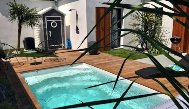 "øasis, villa near the beach with heated swimming pool