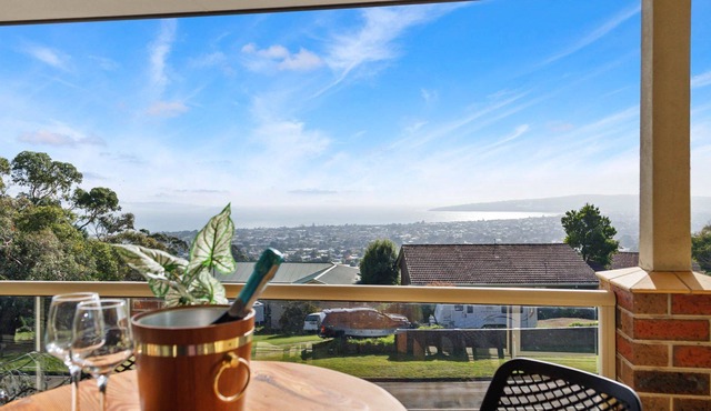 Oasis Views - Beautiful Holiday House , Pet Friendly just minutes from Dromana foreshore