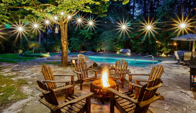 Oasis: Walk to Village, Heated Pool, Putting Green,Fire Pit, Hot Tub, 3 houses