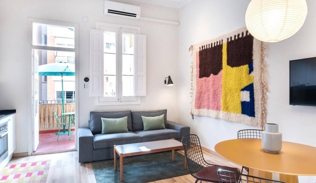 Oasis with a sunny terrace in the heart of Gracia