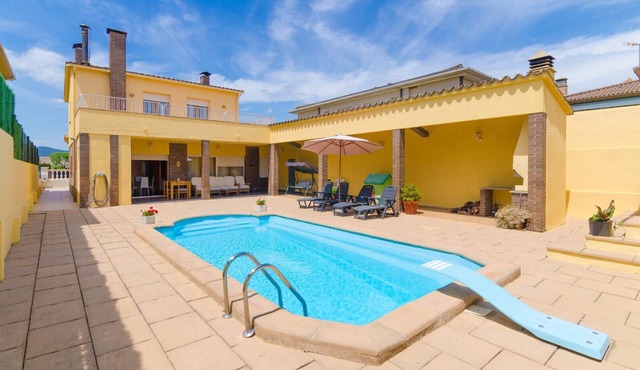 Oasis with private pool near lake and Dali Museum!