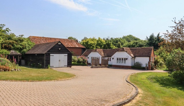 OAST COTTAGE, with a garden in Hadlow