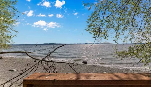 Oberon Cottage - Privacy, beach access, Mt Rainer view and beautiful forest