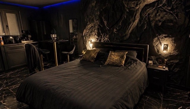 Obsidian Suite/Air-Conditioned Love Room