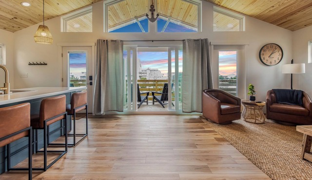 OBX Couples Getaway With Hot Tub-Short Walk to the Beach