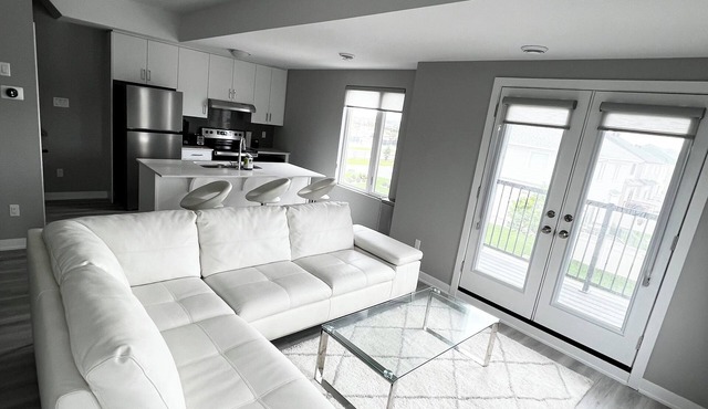 OCD Clean Townhouse - 2 Bedroom (King Bed) + Balcony