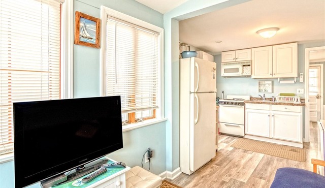 OCE222N1 - Renovated 1BR Beachside Rental w parking! 2 badges to beach!