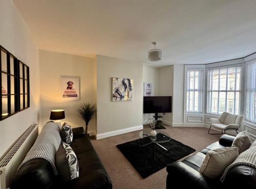 Ocean Apartment, Spacious 5 bedroom holiday home