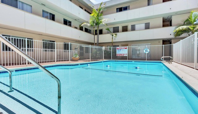 Ocean Beach 1BD on Ground Floor with Parking! Steps to the Beach Stay for 30 days!