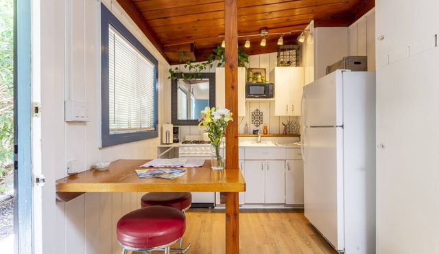 Ocean Beach #2 ‘Garden’ Cozy Cottage - Walk to the beach!