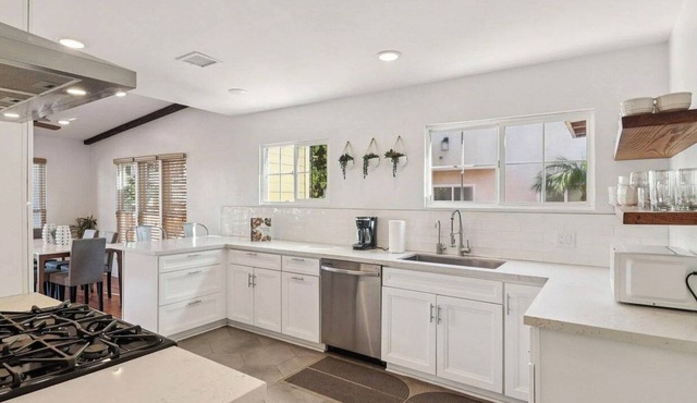 Ocean Beach Compound, Walk to Beach, Sleeps 19